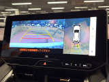 【パノラミックビューモニター】専用のカメラにより、上から見下ろしたような視点で360度クルマの周囲を確認することができます☆死角部分も確認しやすく、狭い場所での切り返しや駐車もスムーズに行えます。