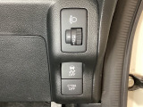 ハンドルの右側にはヘットライトリベライザーとVSA(ABS+TCS+横滑り抑制)の解除スイッチがついています。ヘッドライトリベライザーは道路状況や積荷の加重に応じてライトの高さを調節できます。