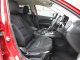 正しい姿勢で運転できるように体幹の腰部をしっかりささえるようデザインされているシートです。素材、シート形状を研究することでフィット感を高めつつ、優れた快適性を実現しています。