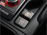 電動パーキングブレーキを採用。指で軽く引き上げればパーキングブレーキが掛かり、押すと解除ができます。