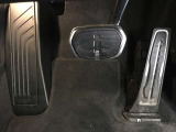 【ペダル】BMWはオルガン式アクセルペダルを採用しています。踏み込む足とペダルが同じ軌跡を描くため、かかとがずれにくく、アクセルコントロールがよりしやすくなるメリットがあります。