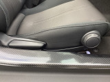 運転席にはドライバーの体型や好みに応じて前後方向だけでなく、高さの調整ができるシートリフターを装備!