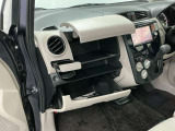 【グローブボックス】車検証や保険証、保険関連書類、整備用グローブなどの必要書類・小物を、助手席から運転席へすぐに取り出せる場所に整理して保管できます。車内の小物整理に役立ちます!