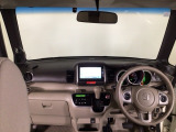 【前方視界】開放的な前方視界!運転がしやすく疲れにくいです♪窓が大きく、見通しがとっても良いおクルマですよ♪