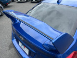 【大型リヤスポイラー】スポーツカーらしさがグッと引き立つ大型リヤスポイラーを装着♪高速走行時のスタビリティ(走行安定性)向上に役立ちます。