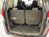 3列めを使用した場合の荷室です。
