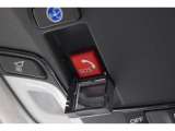 つながることで、できること。HondaCONNECThスマホでクルマのエアコンをONにできたり、交通事故やあおり運転にあっているときなど、緊急時にオペレーターサポートを受けられます。