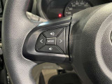 ステアリングスイッチ付きで、運転中に視線を前に向けたまま操作できます。