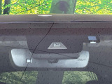 【トヨタセーフティセンス】走行中に前方の車両等を認識し、衝突しそうな時は警報とブレーキで衝突回避と被害軽減をアシスト。より安全にドライブをお楽しみいただけます。