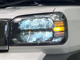【LEDヘッドライト】悪天候や夜間走行時も良好な視界を確保し安心して運転できる高輝度LEDヘッドライトを装備!点灯速度が早く、消費電力も抑えられています。