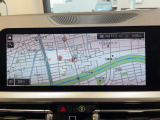 BMWのナビゲーションは操作性も良く、詳細な地図情報と交通状況を見やすく表示し、快適なドライビングをサポートしながら目的地までナビゲートします。