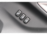 運転席のポジションを2つ、記憶させることができます。ボタンを押すと設定したポジションに電動で移動します。