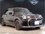 MINIのフロントグリルのデザインはイギリスで生まれた当初から、シルバーのサイドバーが折り重なった伝統的なデザインで御座います。その伝統はBMWのお車になってからでも少しずつ形を変えて守られております