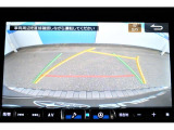 バックギアに入れるとバックカメラの映像がナビに映ります。障害物までの距離もわかりやすいです。