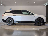 【BMWの伝統-3】BMWのお車は、&ldquo;駆け抜ける歓び&rdquo;を体現しております。走行の安定性とコーナリングの良さを追求し、思い通りにハンドルの操作可能です。