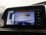 パノラミックビューモニター付きです。車両を上から見たような映像をディスプレイオーディオ画面に表示。運転席からの目視だけでは見にくい、車両周辺の状況をリアルタイムでしっかり確認できます。