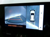 パノラミックビューモニターを装備。クルマを真上から見るように周囲を確認できます。