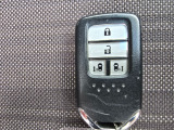 便利なスマートキー付き。キーを取り出さずにドアの施錠・解錠やエンジン始動が可能です。