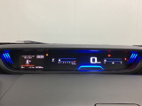 デジタル表示のスピードメーターとタコメーターを大きく配した見やすいメーター部になっています。左側のインフォメーション画面でオドメーターや燃費などの情報を確認できます。