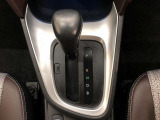 操作しやすいATシフトです。 シフトチェンジを気にしなくていいので運転だけに集中できますね。 自然と手に届くところにある、手になじむ形状のシフトノブがいいですね。