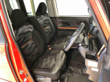 運転席の座面高さを調整できるシートリフターが付いています。フロントシートはベンチシートを採用で、座面も広く使い勝手もいいですよ♪