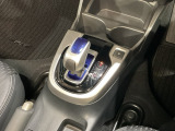 自然に手が届く距離に配置されたシフトレバー。