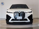 【BMWの伝統-1】BMWの特徴的な&ldquo;キドニーグリル&rdquo;は、80年以上続く伝統の形でございます。変わらないこだわりのデザインが、プレミアムブランド&ldquo;BMW&rdquo;を創り出します。