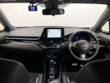 シンプルながら機能性あふれる運転席廻りです。視界性もよく、運転しやすいですよ。