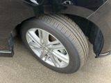 足元が引き締まってスタイリッシュな純正アルミホイール★【165/65R15】タイヤの溝もまだまだ!くわしくはスタッフへ。