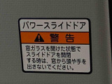 見た目が大事!な外装はぴかっとキレイに磨いており、経年のくすみもよみがえっております。ヘッドライトやドア周辺を磨く際にはマスキングテープを使用して保護しながら丁寧に作業をしております。