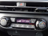 オートエアコンで快適な車内でドライブを楽しめます。
