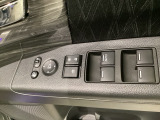パワーウインドウは運転席でドア4枚とも上下の操作ができるようになっています。子供さんが勝手に操作できないようにロックすることも可能です。