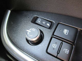 駐車時や狭い道でのすれ違い時に気を使うミラー。電動格納式ドアミラーはそんな時に便利です。
