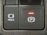 【電動パーキングブレーキ】パーキングブレーキは便利な電動式!ボタン一つで操作でき、アクセルを踏めば自動で解除されます♪レバーやペダルが無いので運転席廻りもすっきりしますね♪