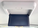 【後席モニター】家族や友人とお出かけする機会が多い方に大人気の後席モニターを装備!見やすい位置に画面がありテレビやDVDの視聴も快適!友達もお子様も、後席にしか乗らなくなるかも??