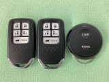スマートキー付きですからドアロックの開閉が楽々です。電動スライドドアの開け閉めとトランクが開けられる電動テールゲートのボタンもついてます。加えて、純正リモコンエンジンスターター用のキーもついています。