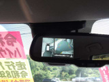 上から見下ろす感覚で駐車出来る「アラウンドビューモニター」装備です。映像はルームミラーに映ります。 ・対応のナビを取り付ける事でナビ画面でも確認する事が出来ます。