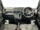 【インパネ】運転のしやすさを最優先に設計された見晴らしの良いフロントビュー。車両間隔が掴みやすく狭い道でも安心♪「安全」と「品質」を最優先に、安心してお乗りいただけるクルマを提供いたします。