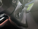 【電動ステアリングコラム】シートメモリーと合わせて使用すると複数人運転する場合は、お好きなポジションを記憶する事ができます。細かな調節も可能なため、快適な運転が楽しめます。