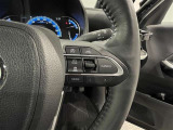 ステアリングスイッチ付きで、運転中に視線を前に向けたまま操作できます。
