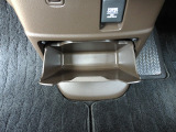 運転席足元に収納スペースがあります。