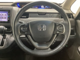 ハンドルにHondaセンシング系のクルーズコントロールやレーンキープアシストなどのスイッチと、オーディオの操作スイッチが装備されています。ハンドルから手を離さず安全に操作できます。