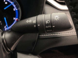 ライトスイッチです。「AUTO」にすると外の明るさに応じてスモールライト・ヘッドライトが自動でON・OFFします。夕暮れ時や屋内駐車場、トンネルなどに便利です。フォグランプもON・OFFできます。