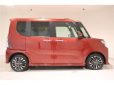 両側電動スライドドアはドアの直接操作以外にも運転席からのスイッチ操作やリモコン操作でも開閉が可能!狭い駐車場などでもドアの開閉が楽々・安心ですね!