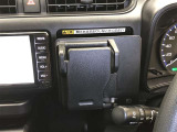 マルチホルダーです。スマートフォンやメモ帳などを置いておくのに便利です。プッシュすると小物入れが出現します。