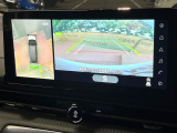 【アラウンドビューモニター】専用のカメラにより、上から見下ろしたような視点で360度クルマの周囲を確認することができます☆死角部分も確認しやすく、狭い場所での切り返しや駐車もスムーズに行えます。