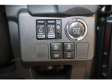 運転席右側の操作部です。両側電動スライドドアの元スイッチです。