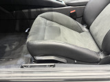 弊社2階のショールームにて約14台の車両を展示しております。色とりどりのポルシェと共にご来場お待ちしております。