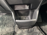 運転席、助手席間には小物入れがあります。