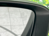 【ブラインドスポットモニタリング】走行中、ドアミラーの死角になりやすい箇所に後続車が接近するとサイドミラー付近に警告を表示、ドライバーに注意喚起をしてくれます。